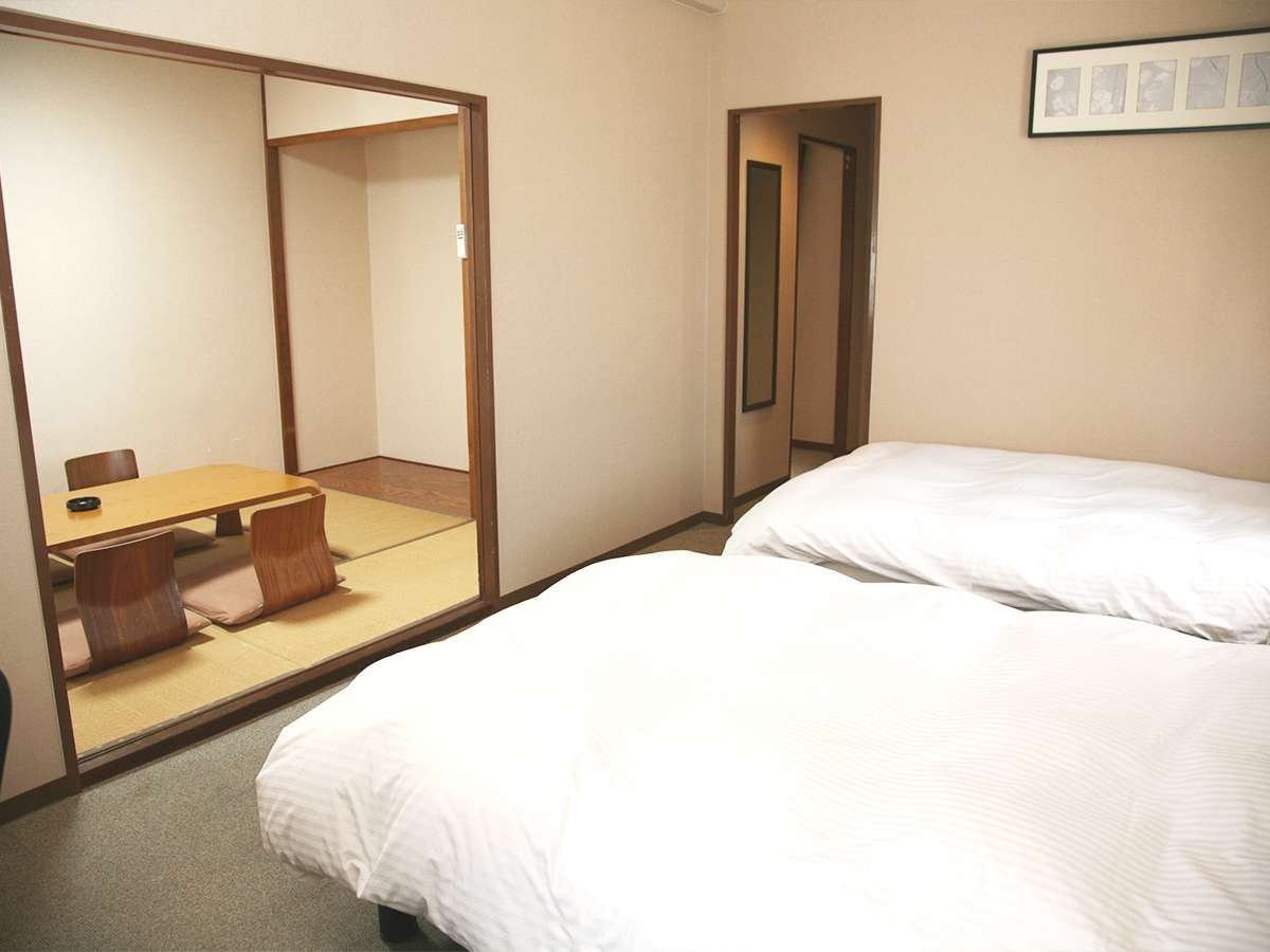 ◆デラックス和洋室一例:客室のベッドは全室羽毛布団で優しく包み込むデュベスタイルです。