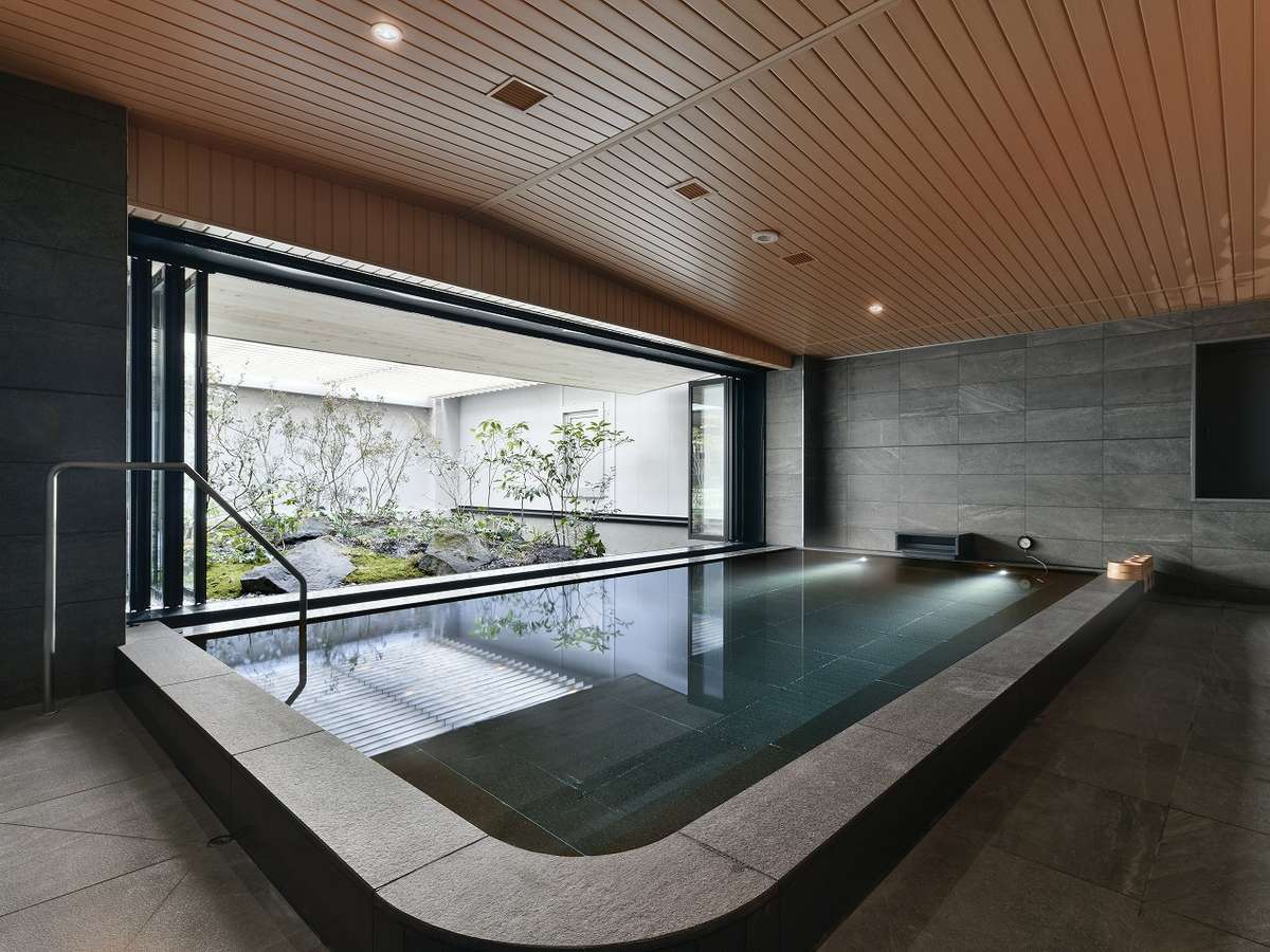 内風呂からも外の日本庭園が眺めることができます〈大浴場〉