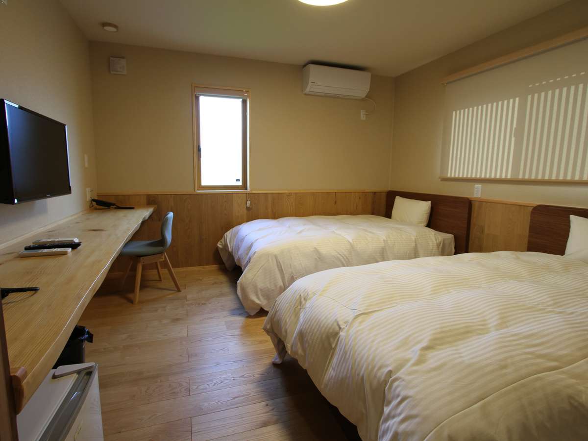 広々（17.4㎡）としたツインルーム。長野県産材栗の無垢床板を使用し、腰壁は、栗・桧・赤松を使用。