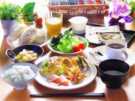 【レストラン】種類豊富なバイキング朝食：一日のスタートに是非お召し上がり下さい