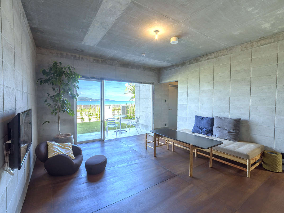 内装と家具は世界的に活躍する沖縄出身のデザイナーによってデザインされました。