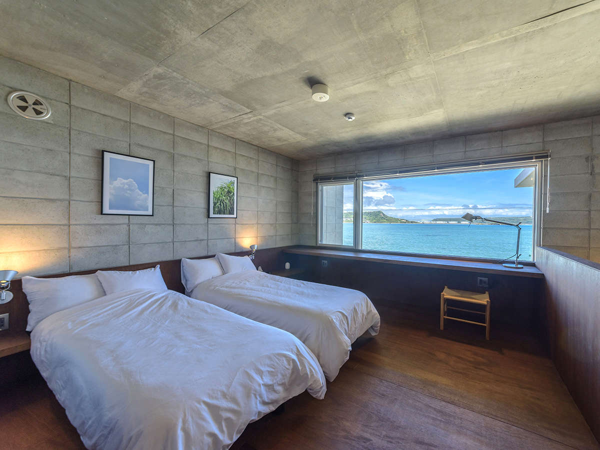二階ベッドルームからの眺望は格別です。まるで海の上にいるかのようなロケーションをお楽しみください。