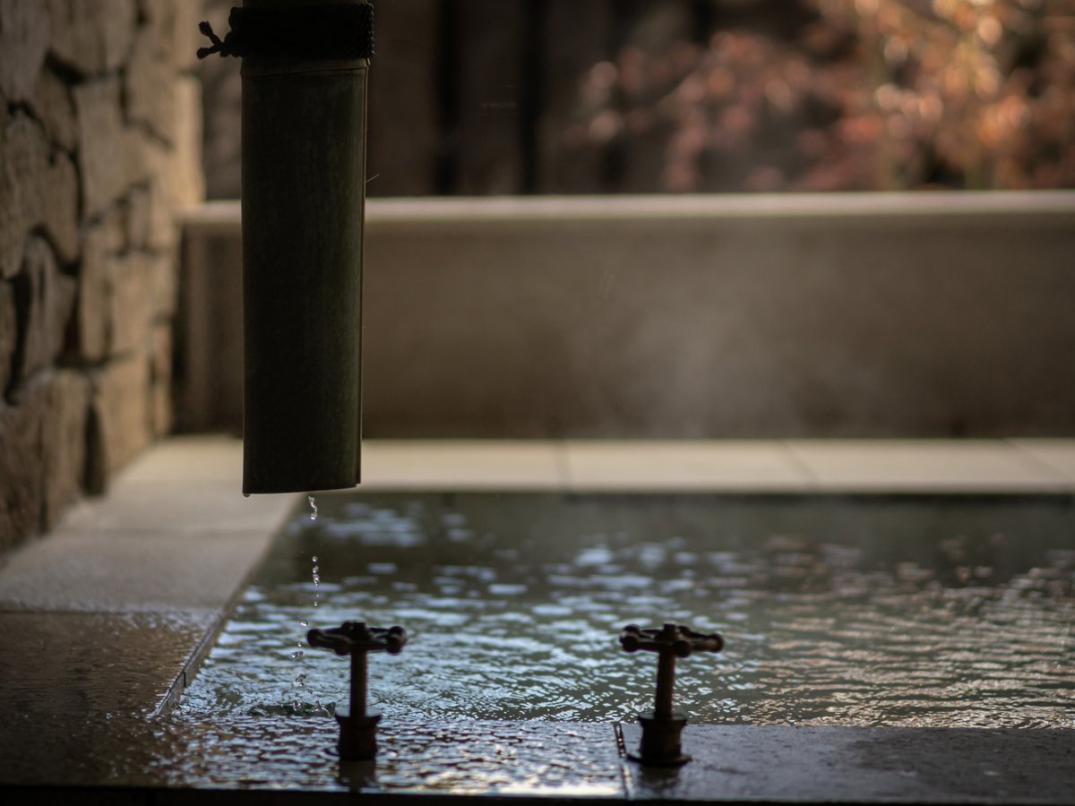 全客室にプライベートなバスタイムを満喫する、熱海温泉源泉かけ流しの露天風呂を備えております。