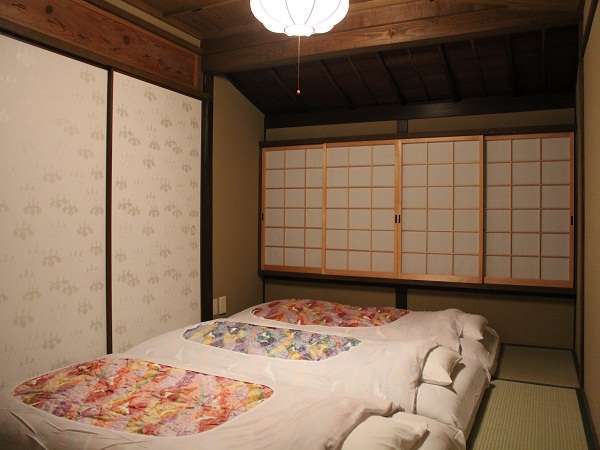 京唐紙の襖や古建具の欄間と、趣のある寝室。落ち着いた和の空間でゆっくりお休み頂けます。