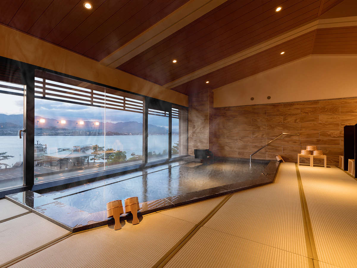 【展望畳大浴場 湯Like】宮島一美しい夕陽が望める、畳を敷いた湯ニークな展望大浴場を設えました。