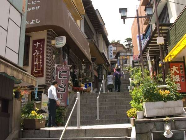 【石段】石段の両脇に旅館やおみやげ屋、射的の店などが並び伊香保温泉のシンボルとなっています。