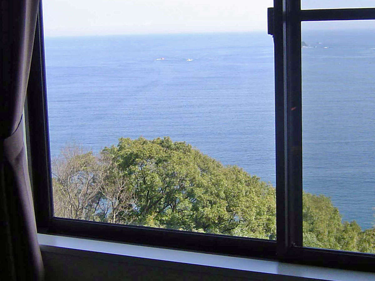 禁煙和洋室の窓から　眼下に海が広がります