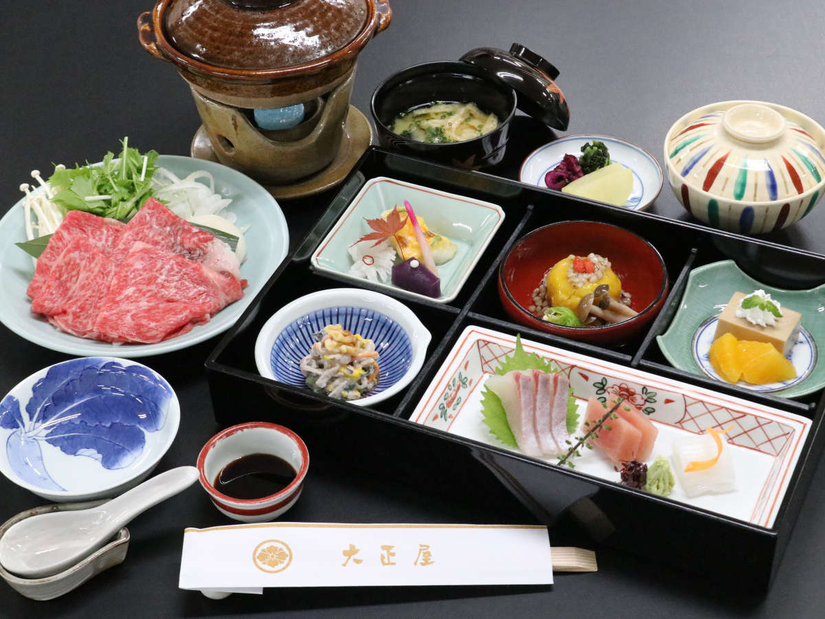 【夕食】大正屋特選牛をメインとし、季節に応じた趣向をこらしたお膳。