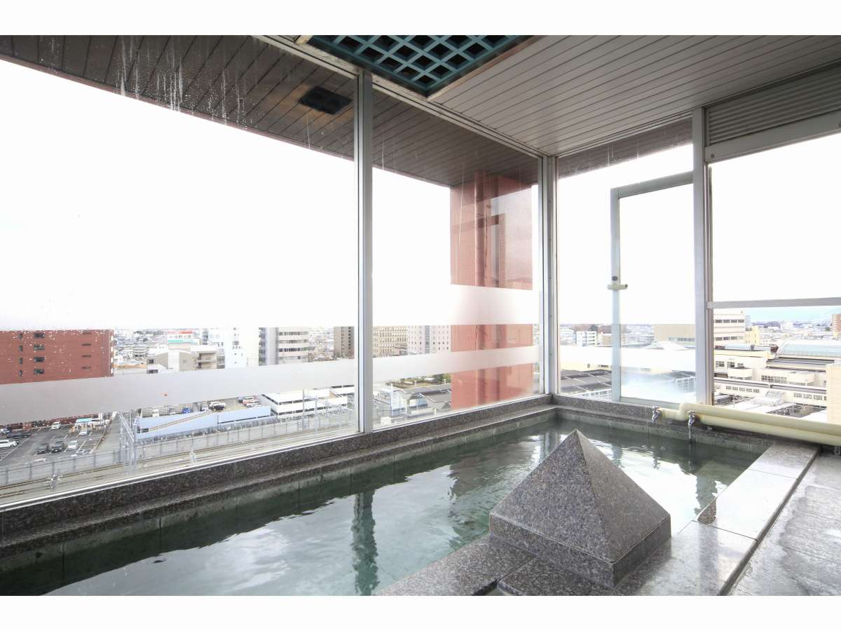 ９F男性用展望風呂。長野市の夜景が一望できます。時間によっては北陸新幹線も。