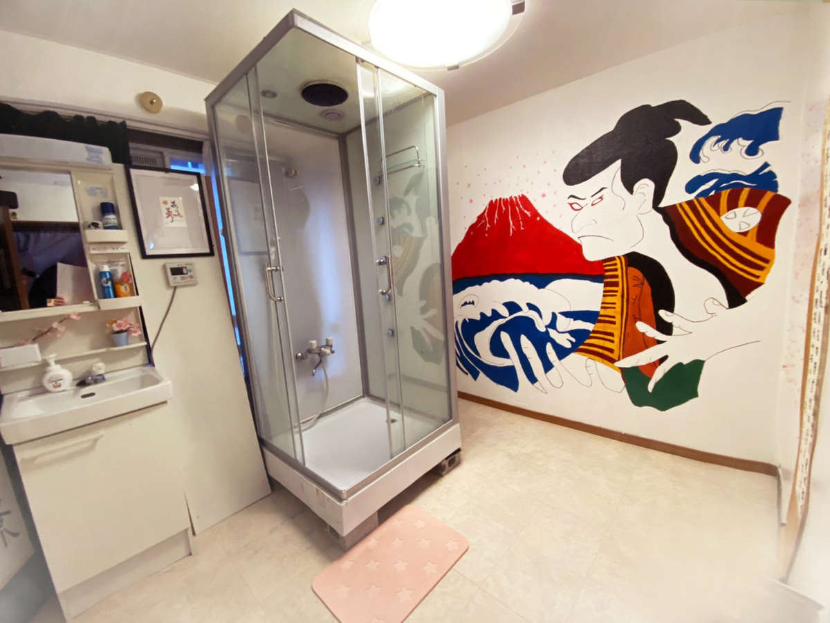 日本画で有名な赤富士が描かれています!広々としたシャワールーム♪