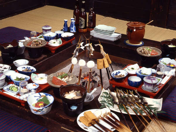 「いろり和食膳」（一例）囲炉裏の炭火で焼いた岩魚＆田楽など、地元名物を召し上がれ