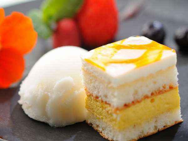 本日のデザートはマンゴームースのケーキと　ラフランスのシャーベット