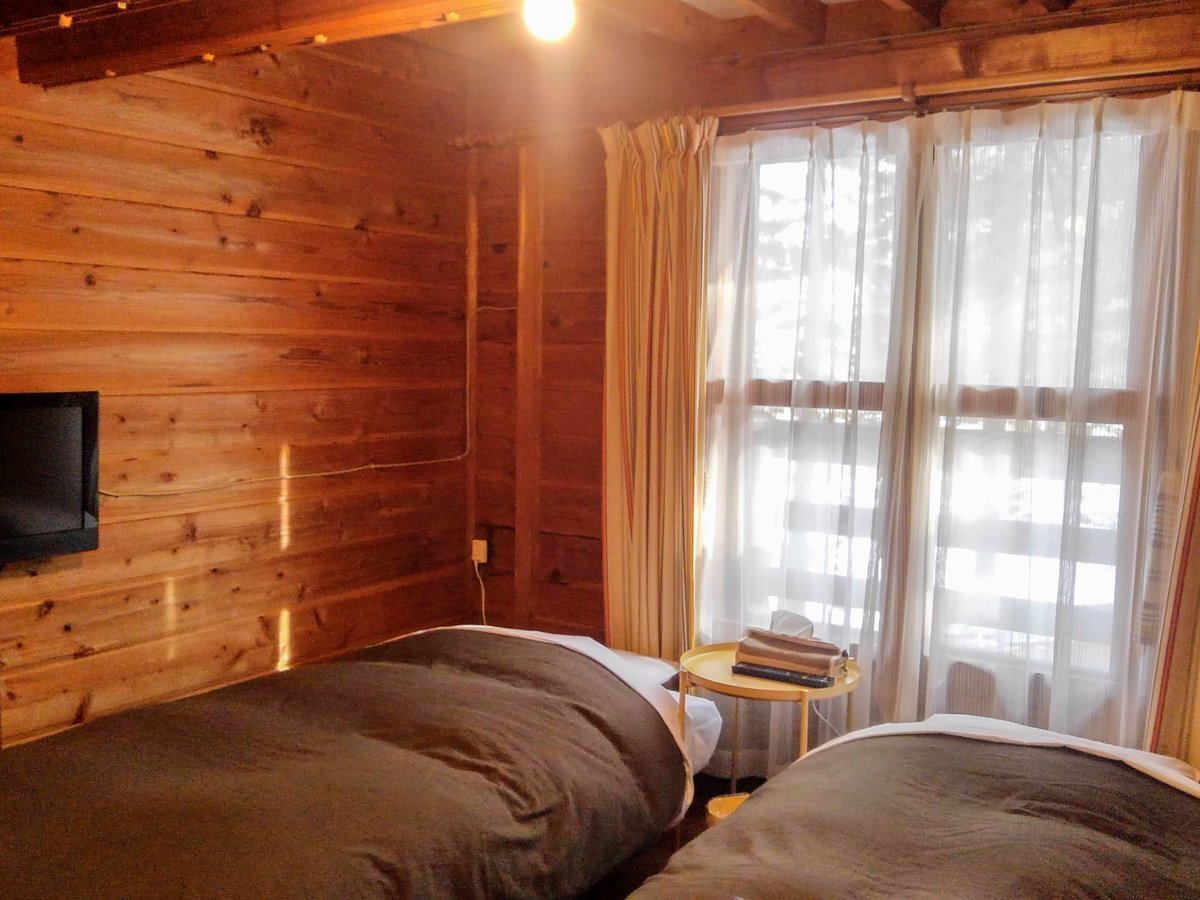 【ツインルーム】山小屋ならではの木の雰囲気が落ち着くお部屋。