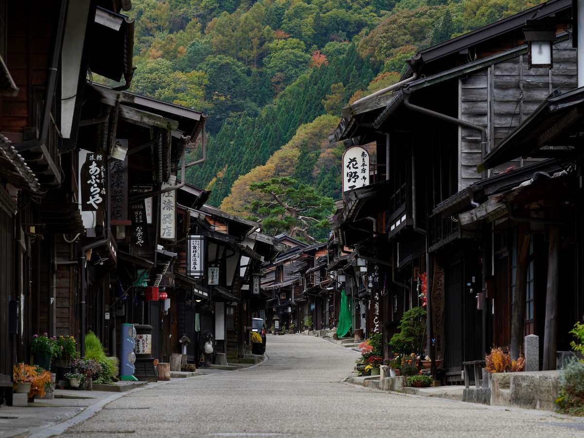 四百年の歴史をもち、日本最長の宿場町として今もその当時の面影を色濃く残す奈良井宿。