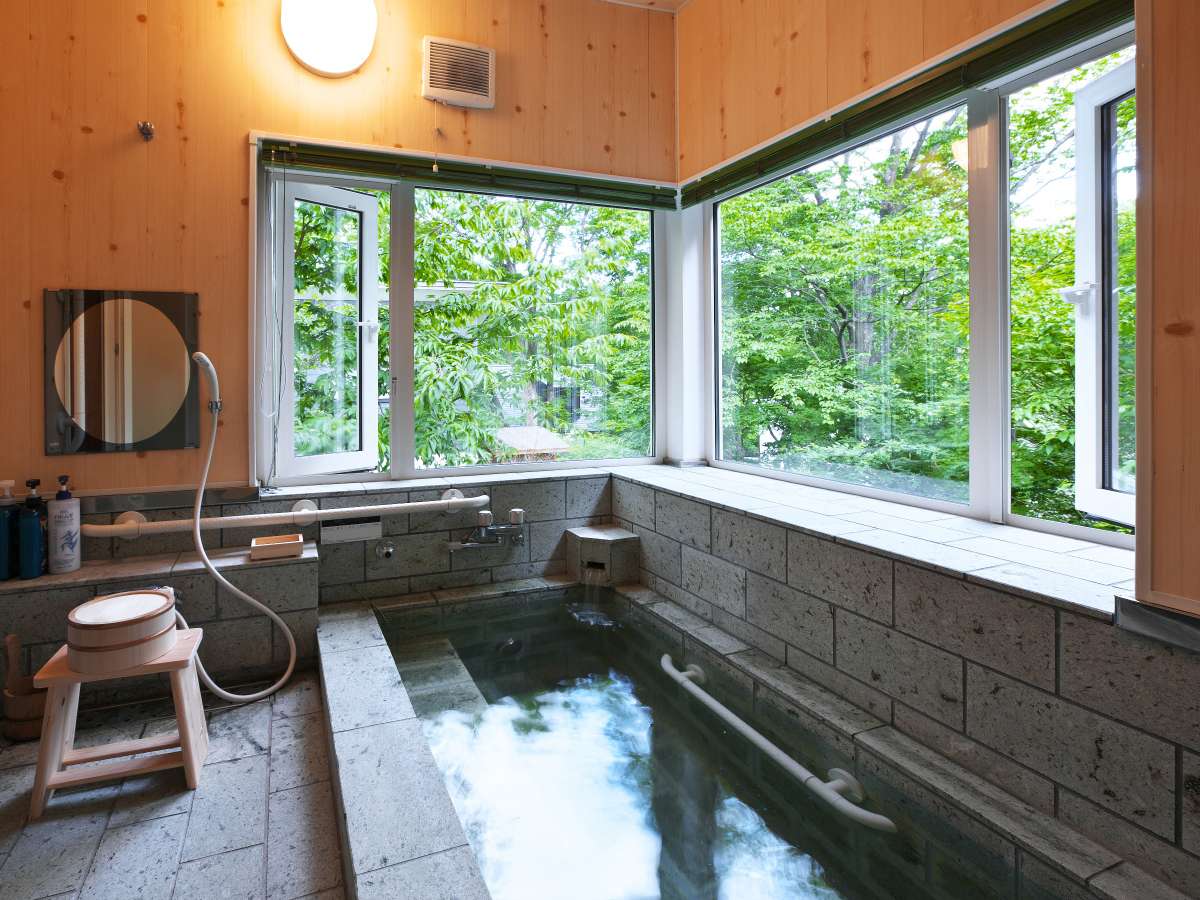 十和田石をふんだんに使った浴室。温まる天然温泉です。
