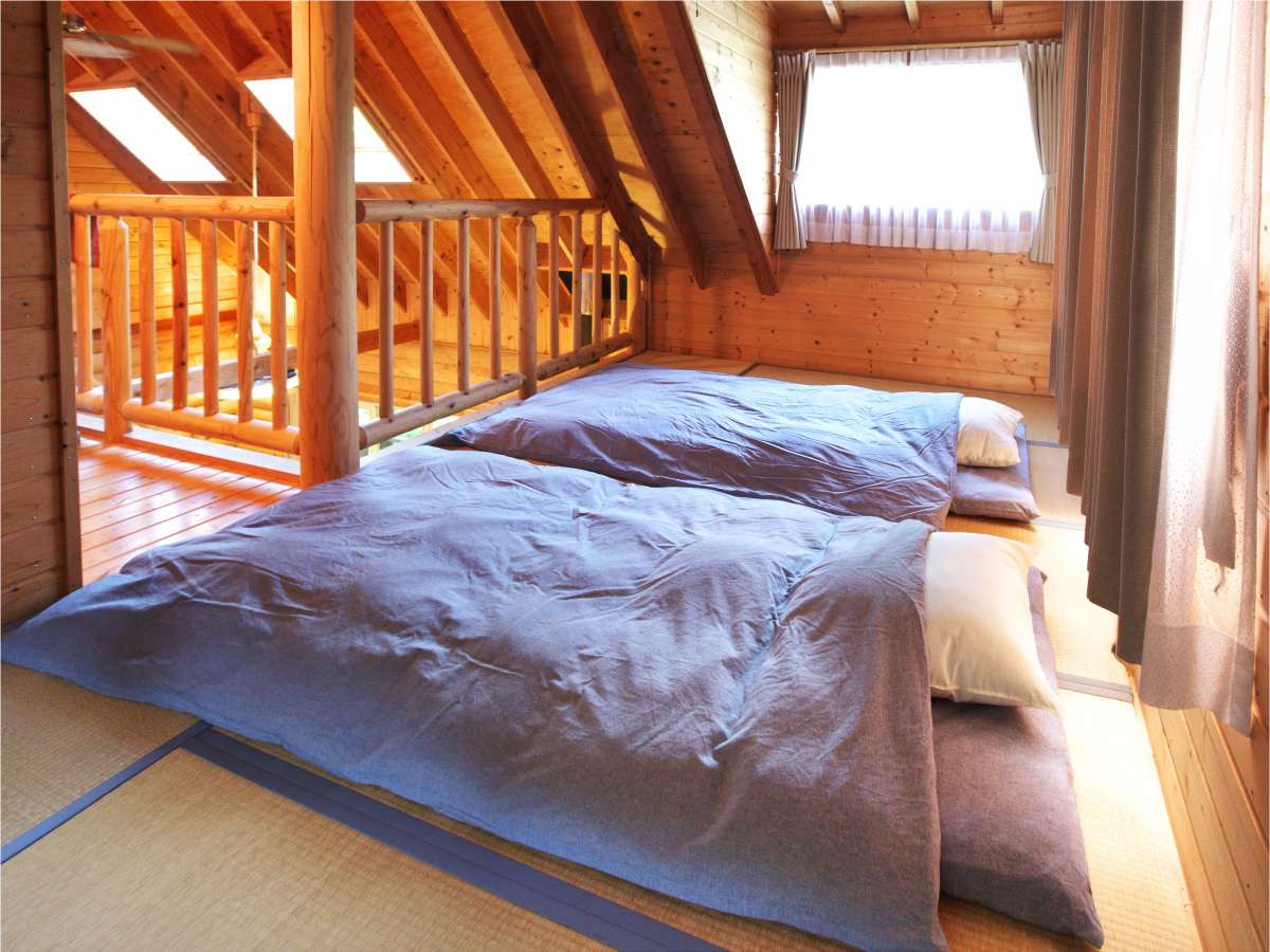 ２階寝室。１階と吹き抜けのロフト風の造り。４組布団が敷けます。