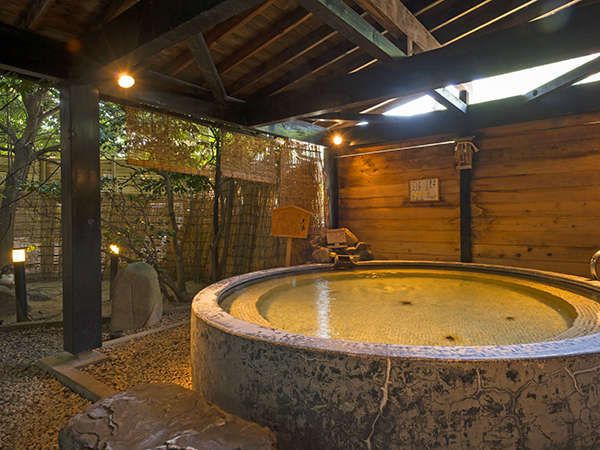 黒湯の露天風呂は浴槽が2カ所ございます。山中塗りのお椀を模した大きなお椀風呂が特徴