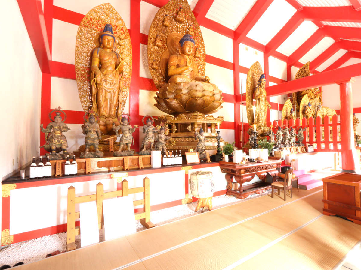 【臼杵大仏殿】日本最大級の大仏殿。約9ｍの巨大千手観音像など70体もの仏像が安置されています。