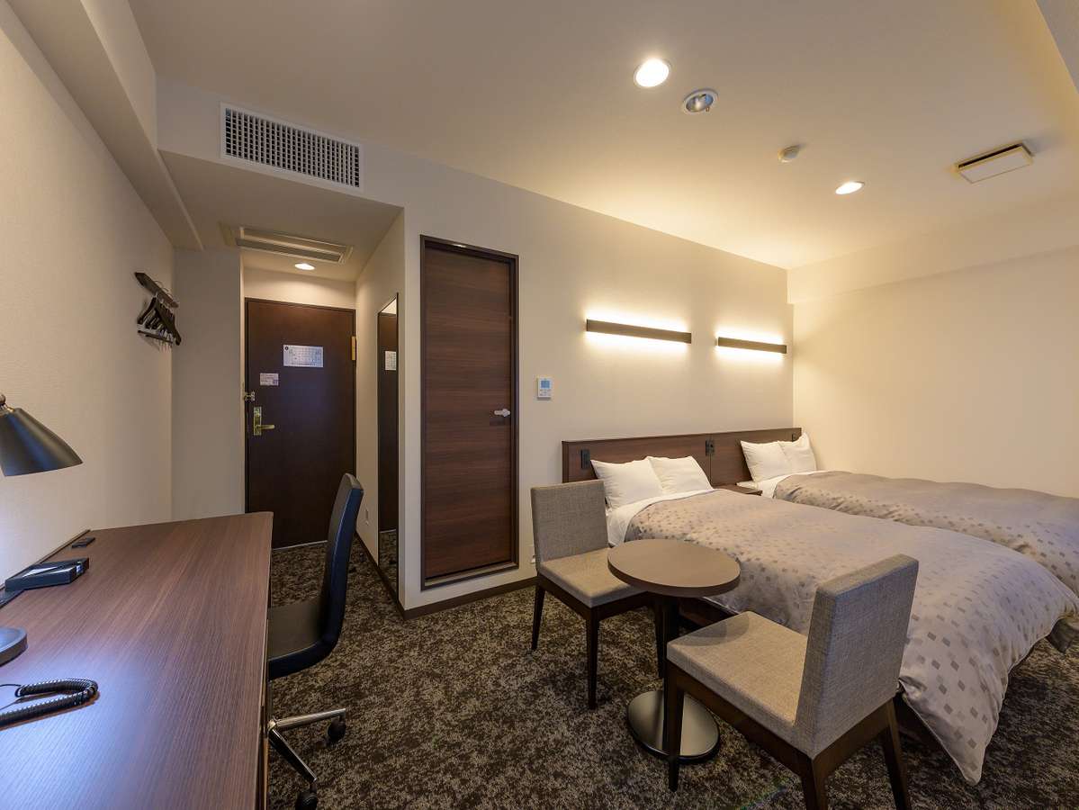 ビジネスホテルの域を超えた居室空間をご用意。バスルームやパウダーコーナーも広々。