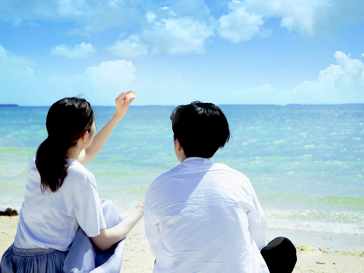  ビーチでお散歩デート♪青く輝く沖縄の海と真っ白な砂浜に、思わず言葉を忘れる時間。