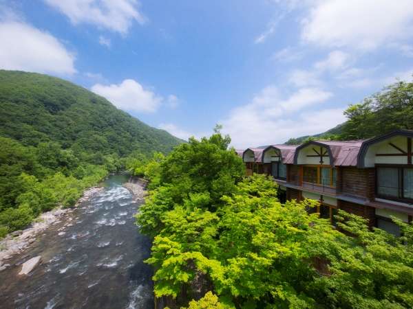 奥入瀬渓流の畔に佇む唯一のリゾートホテル