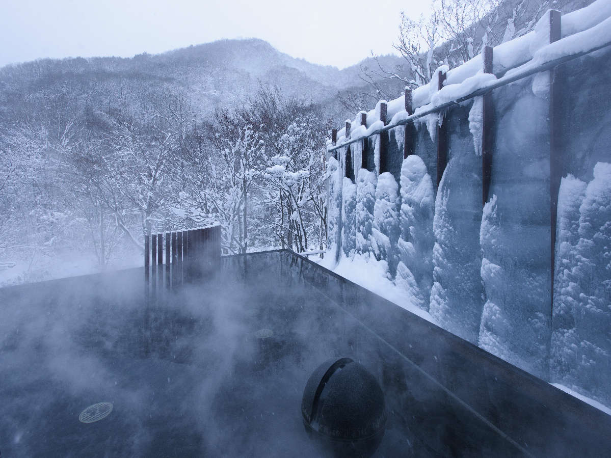 【氷瀑の湯】世界初！氷の滝に囲まれた露天風呂「氷瀑の湯」が2017年12月OPENします。