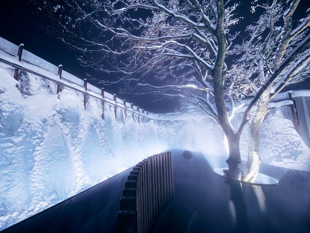 【氷瀑の湯】アイスブルーに輝く氷瀑を望む絶景露天風呂。12月末頃よりお楽しみ頂けます。