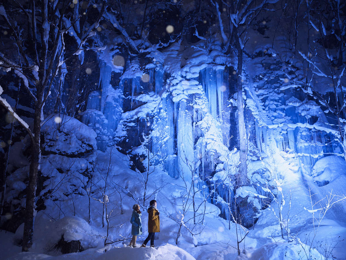 【氷瀑ライトアップツアー】色とりどりに照らされた、天然の巨大氷瀑を巡る絶景ツアーを開催します。