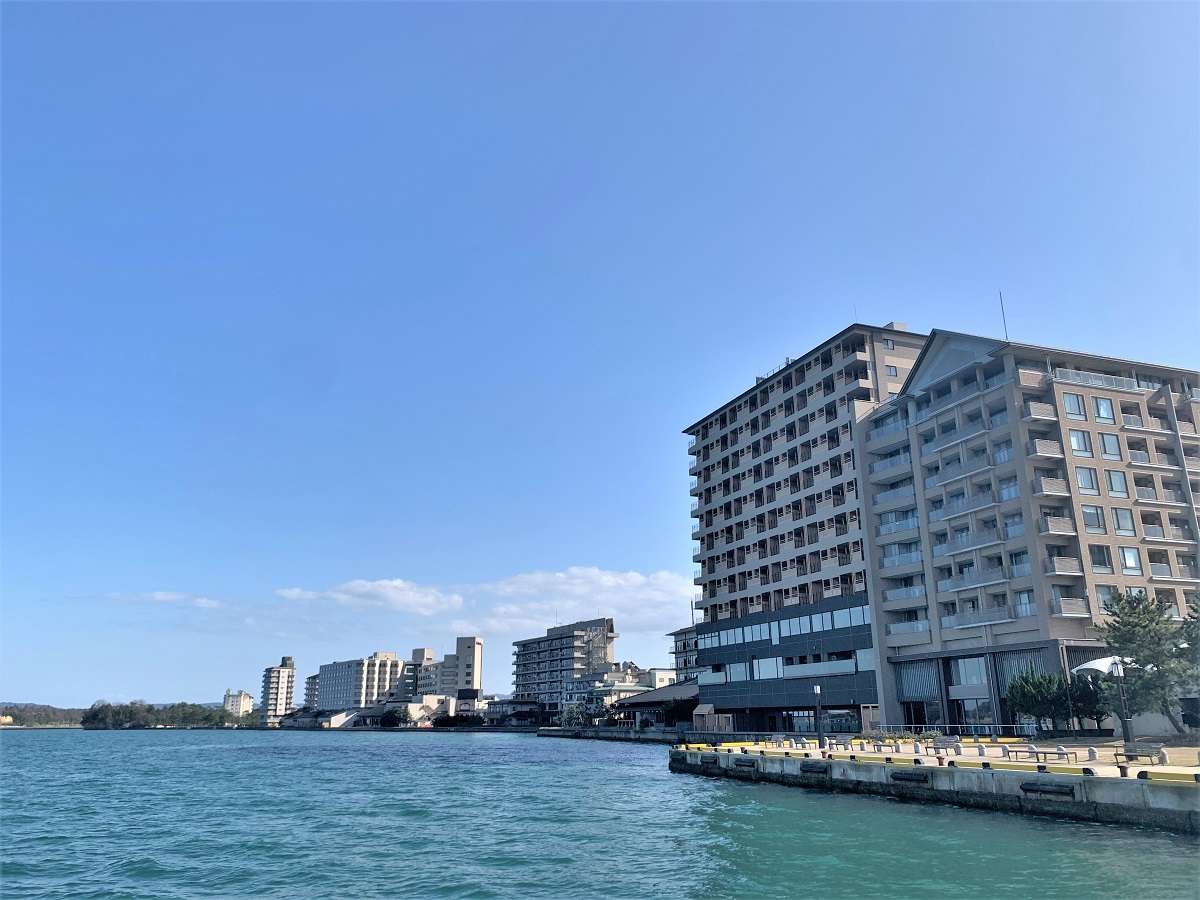 【外観】穏やかな七尾湾と自然豊かな能登島の絶景をお愉しみ下さい。