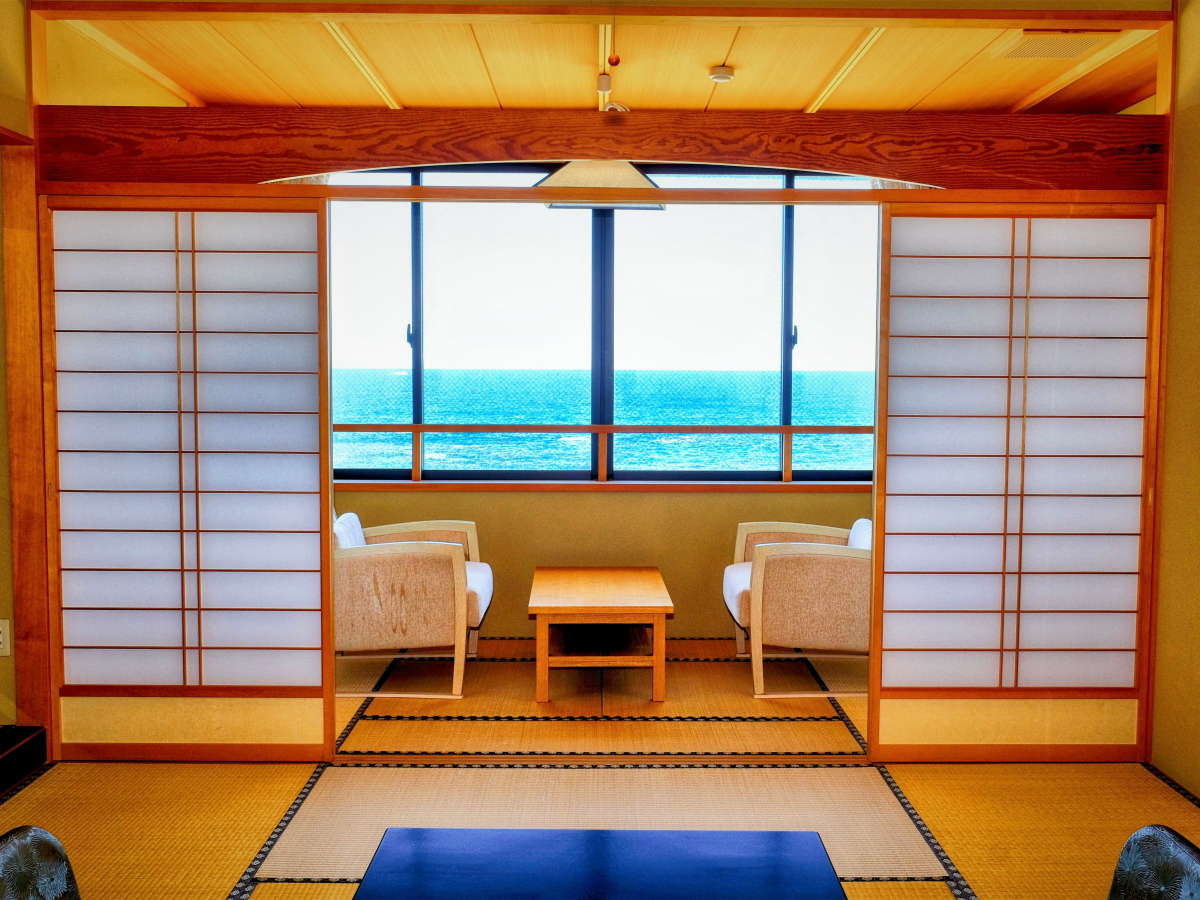【海側】新館和室10畳では穏やかな夕日や時には荒波など自然を見ることができます。