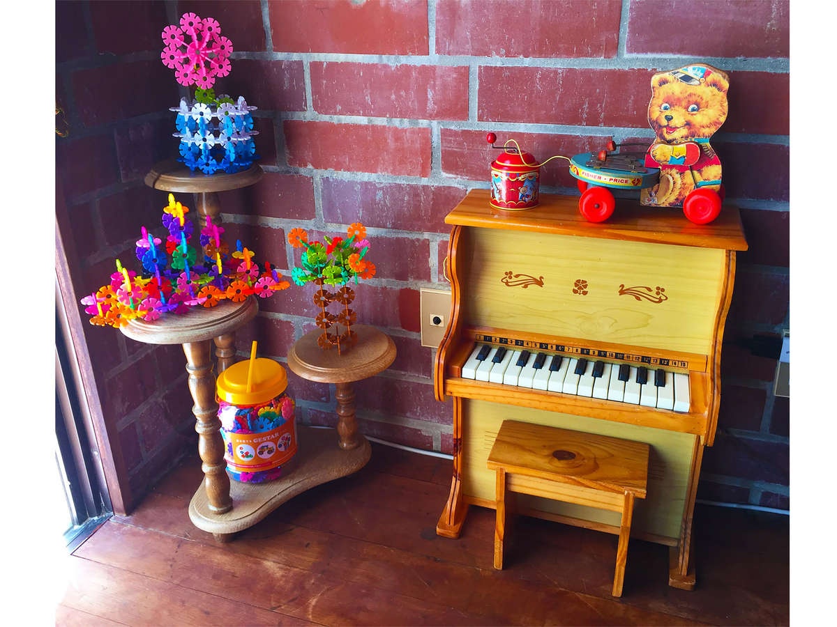 全棟におもちゃ、絵本、珍しいトイピアノあり。