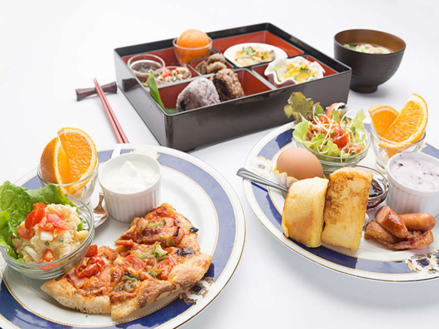 朝食は、日替わりで和食または洋食をお部屋までお持ち致します。