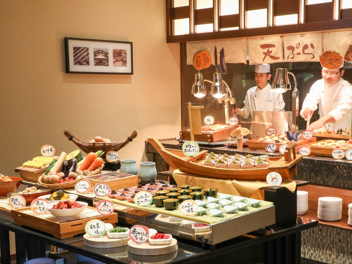 滋賀食材の健康朝ごはん／朝からでも軽く食べやすい天ぷらをライブキッチンでご用意