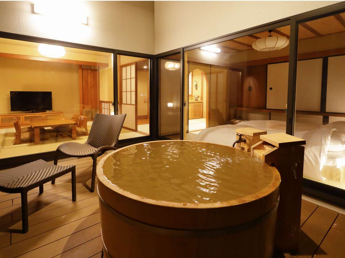 【離れ】「天の坐」4室は文化財的価値のある建物を再生し、源泉かけ流しの露天&内風呂を備えた贅沢な客室。