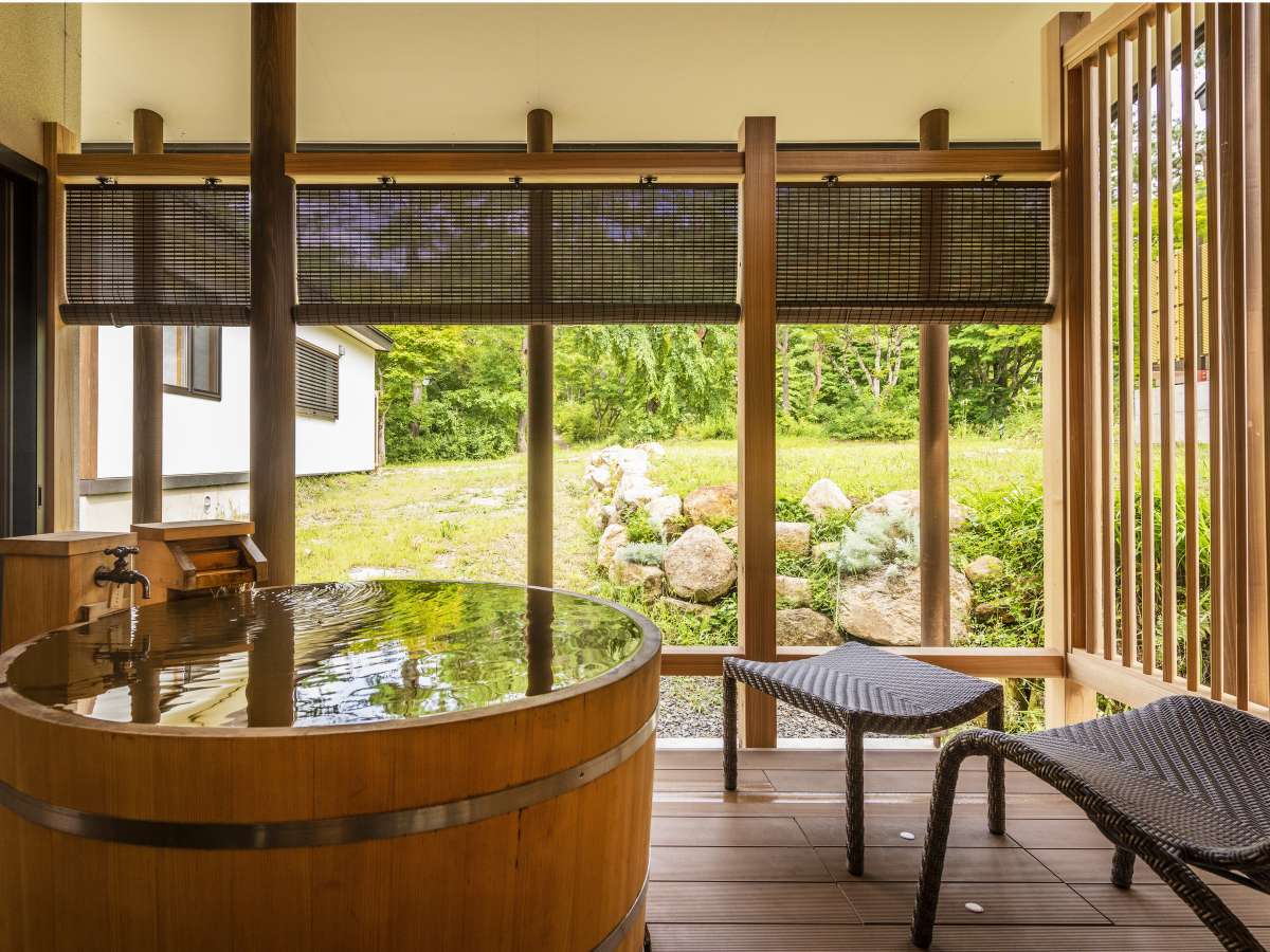 「カン亭」客室露天風呂。広々としたテラスに、檜の湯舟で天然温泉を引き込んでおります。客室源泉：里の湯