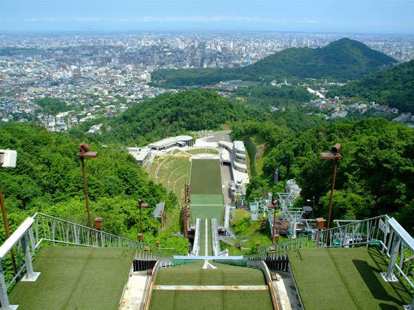 【大倉山展望台】大倉山ジャンプ競技場内にはウィンタースポーツの歴史資料の展示などがあります。