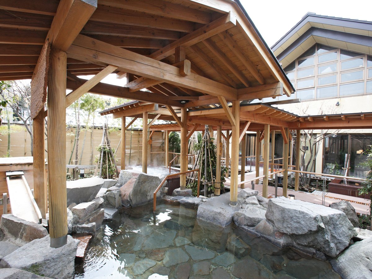 【季里の湯】男性岩風呂「庭風の湯」。お庭を眺めながら湯沢の四季を感じていただけます。