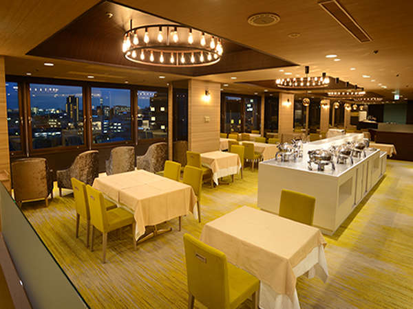 ［施設］ 9階レストラン レスティーニ。弥彦山、角田山が望めるスカイラウンジで優雅なお食事タイム。