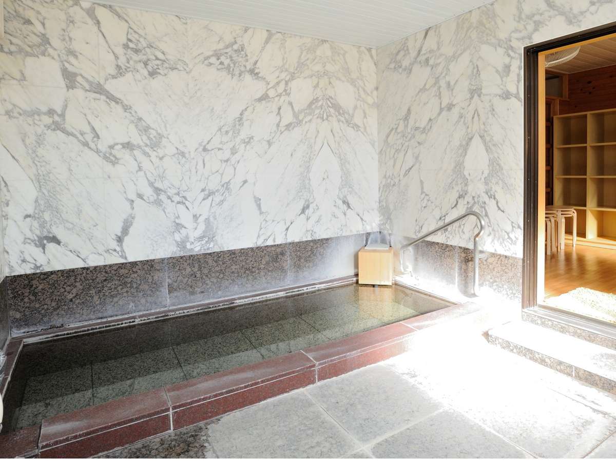 浴槽には薬石と呼ばれる麦飯石を使用した自慢の大浴場は24時間ご利用可能です。
