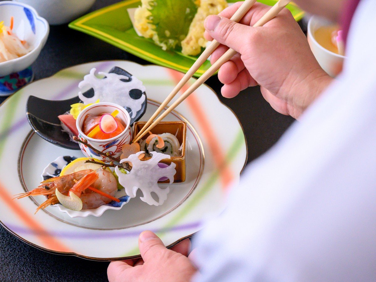 鳥取の旬の食材で、腕自慢の料理人が腕を振るいます。