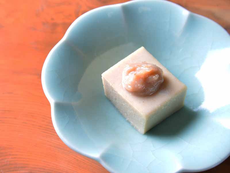 *手作りゴマ豆腐/御岳のおいしい水で作っています。手間暇かけた香ばしい一品です。