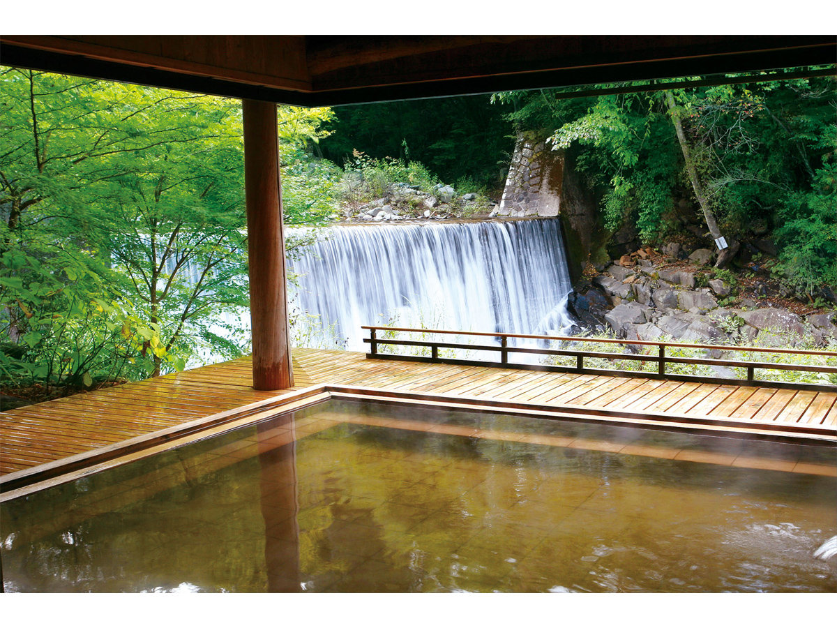 【絶景露天風呂「滝見乃湯」】目の前を流れる温川（ぬるかわ）の滝と四季折々の風景をお楽しみください。
