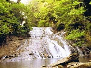 【粟又の滝】滝見苑より徒歩約５分にて滝つぼまで行けます