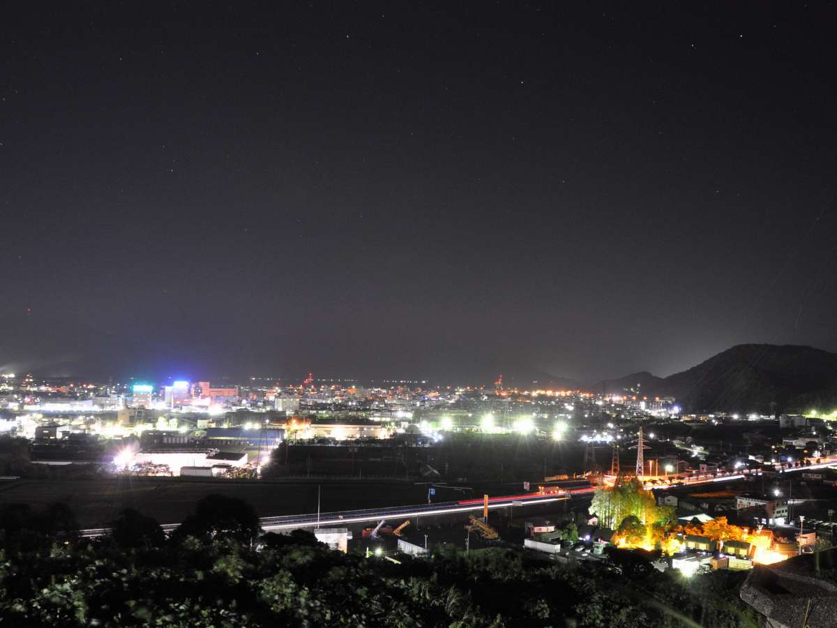【夜景】当宿は夜景スポット。お部屋や、大浴場から敦賀の街の明かりが一望できます♪