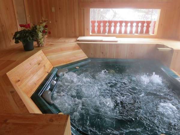 露天「アルペンの湯」新設オープンした木曽さわら造りの、木の香溢れるお風呂です。