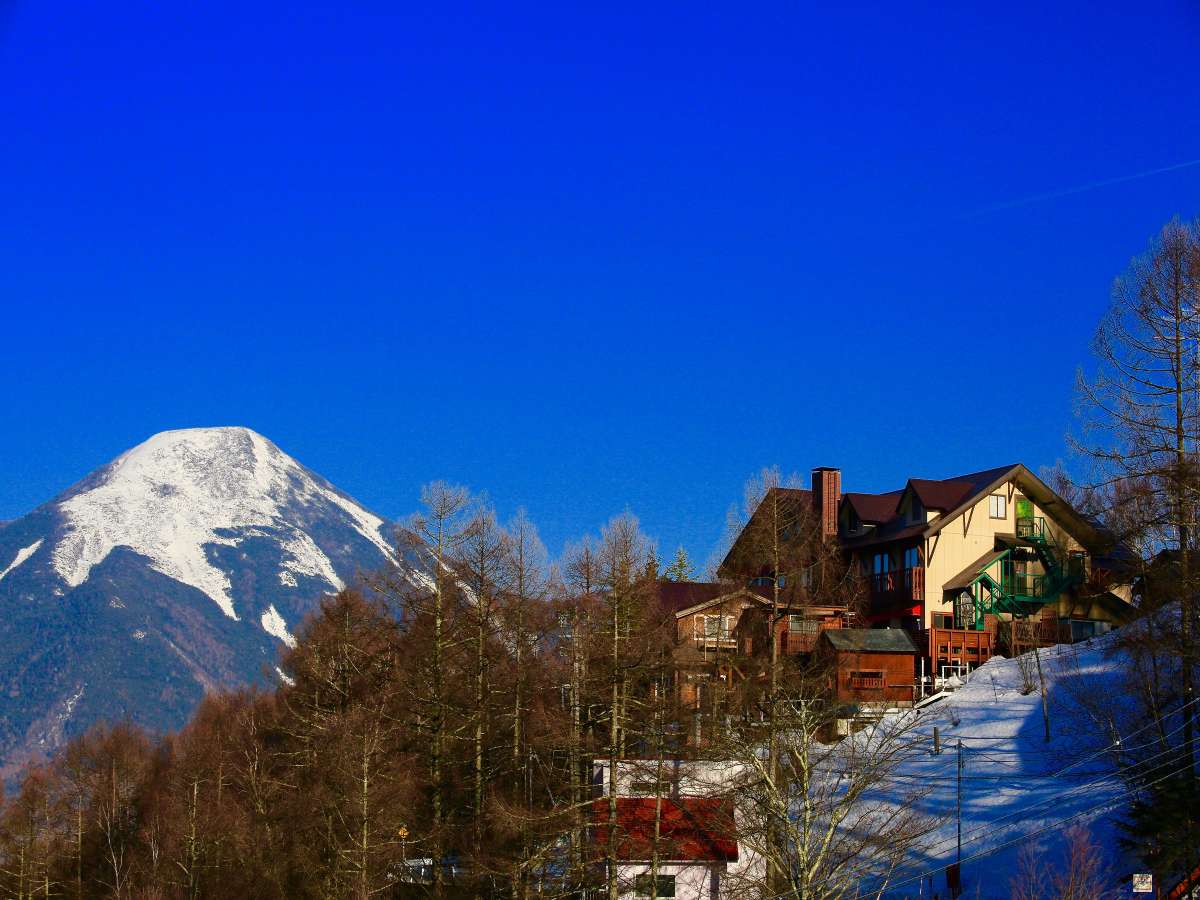 冬の山岳ホテルから蓼科山を望む