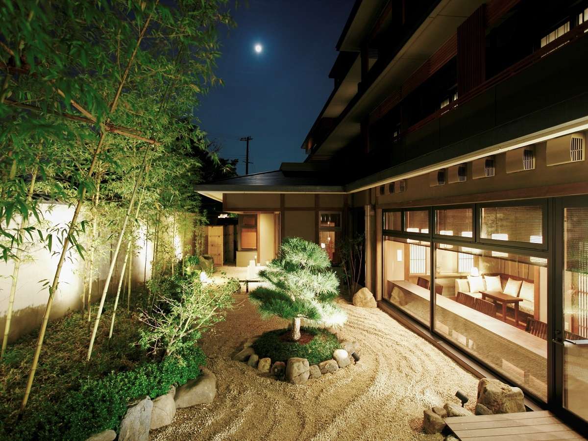幻想的にライトアップされた中庭では、平安貴族も愛した嵐山の夜空を眺めるひとときを。