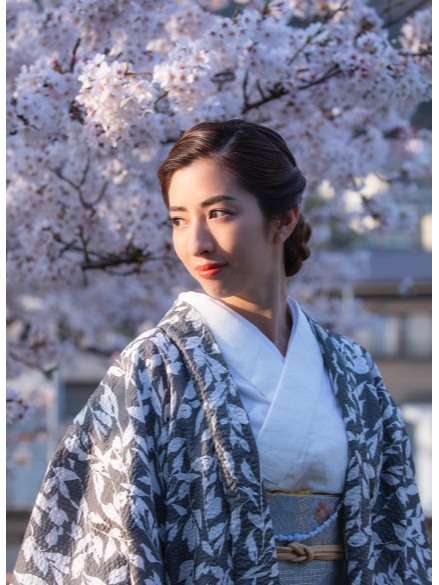 若女将　杏奈　春の装い　コート　桜の下