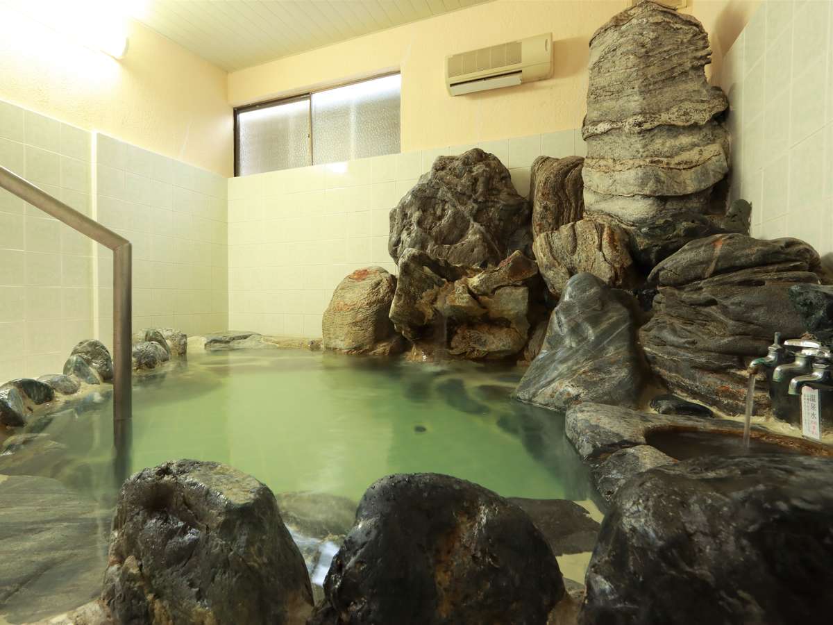 貸切風呂　信楽＜shigaraki＞の内湯は、飛騨高山温泉を岩風呂で。高さのある湯口から注ぐ温泉