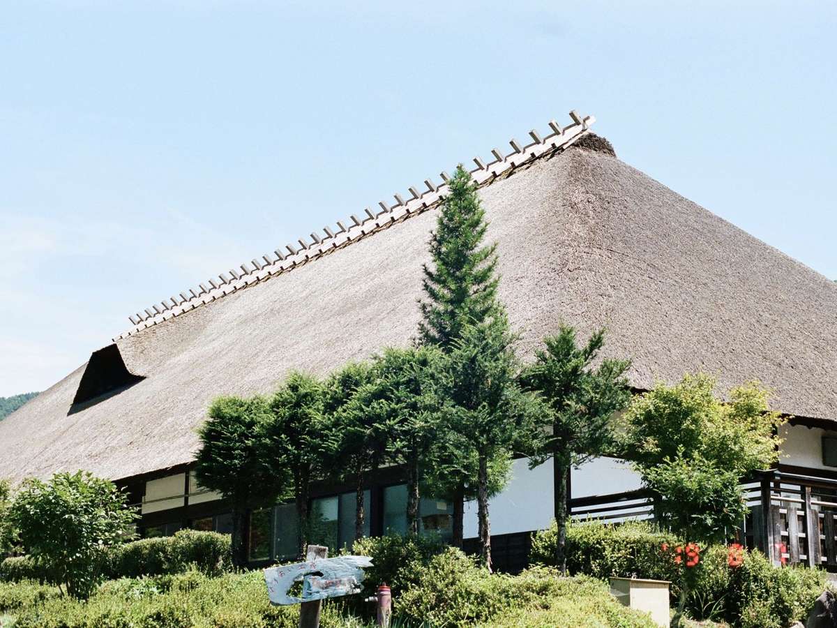 日本一大きなかやぶき屋根。日本昔話にタイムスリップしたような懐かしい風景が広がります。